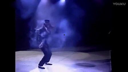 迈克杰克逊45度视频,揭秘迈克·杰克逊经典舞步背后的传奇故事